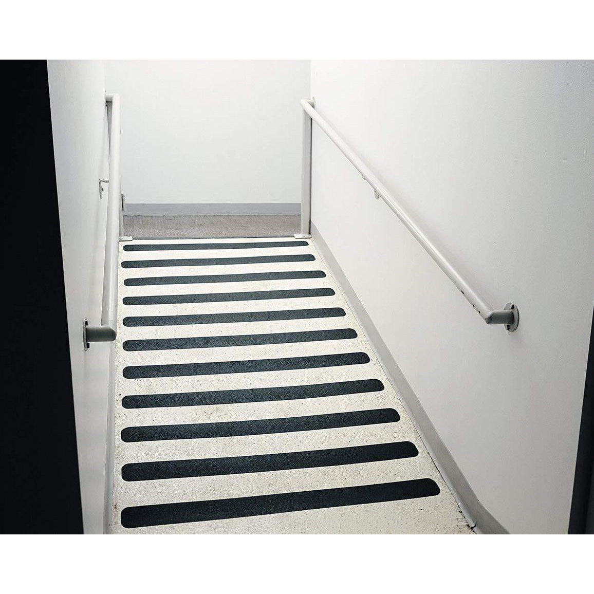 3M SAFETY WALK 7634NA INDOOR/OUTDOOR STEP & LADDER BLACK 1INCH X 180INCH Main image
