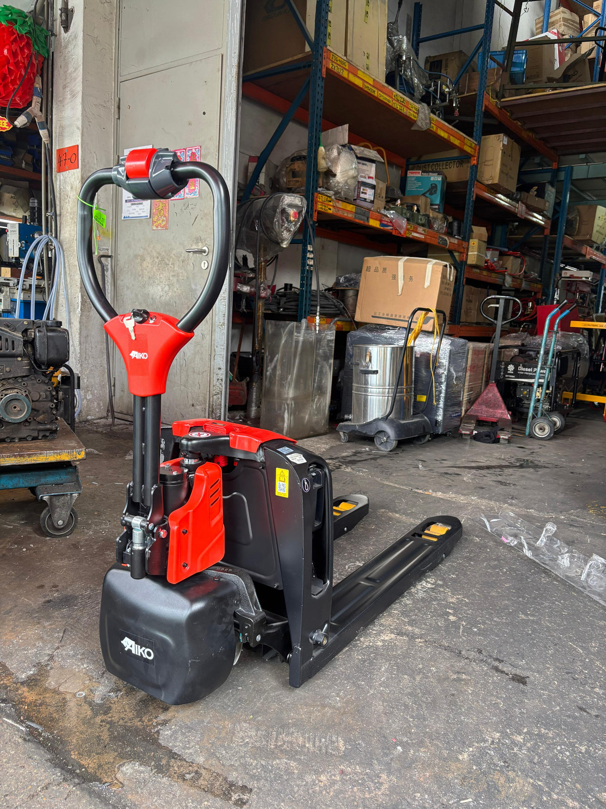 AIKO ELECTRICAL PALLET TRUCK 1.5 TON WITH 1 BATTERY (560MM X 1150MM) F4 | MODEL: PT-AIKO-F4-N