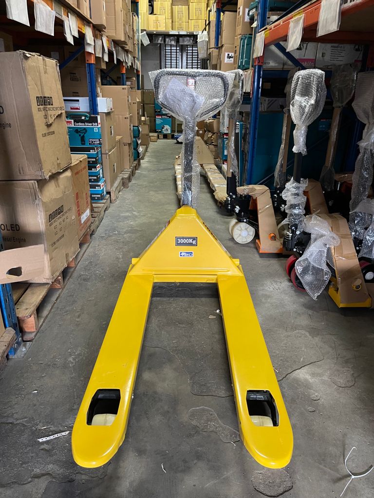AIKO 3TON PALLET TRUCK 685*1220*85MM SINGLE NYLON YELLOW HAND | MODEL : PT-CBY3N-685