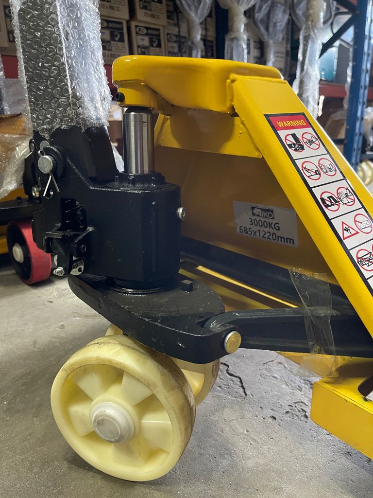 AIKO 3TON PALLET TRUCK 685*1220*85MM SINGLE NYLON YELLOW HAND | MODEL : PT-CBY3N-685