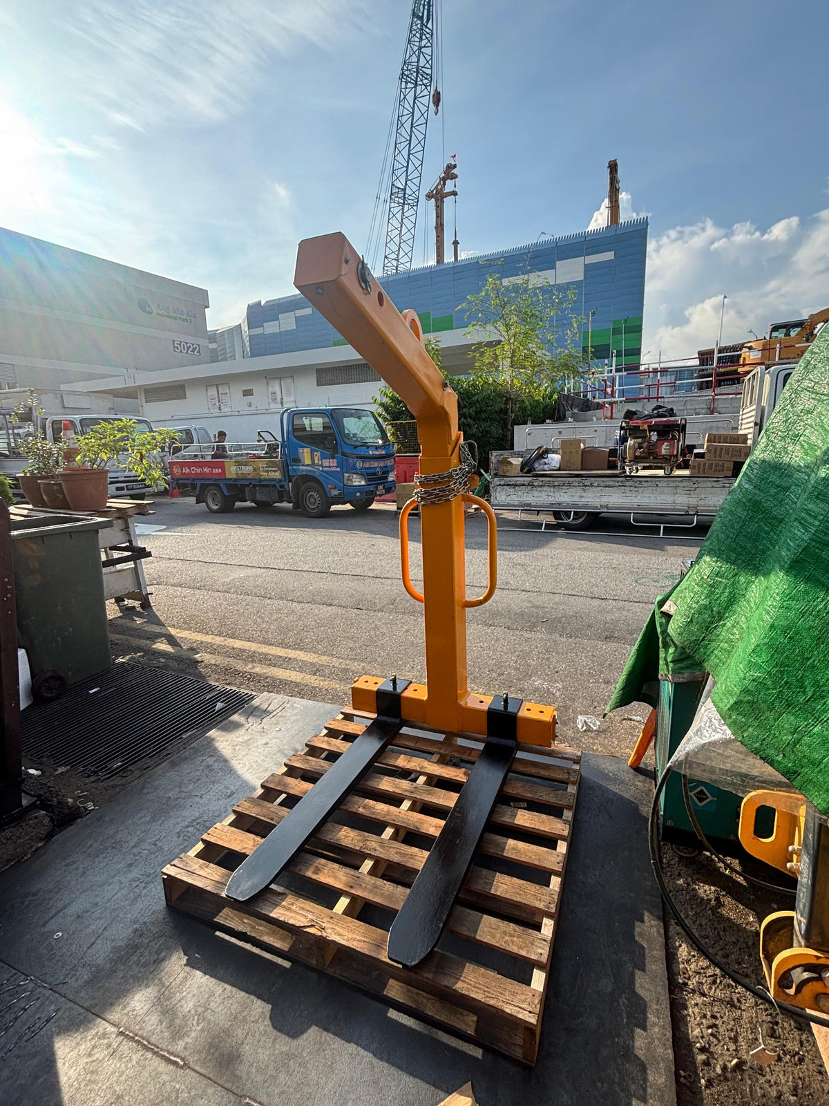 AIKO 2 TON SELF-BALANCING HEAD CRANE FORK PALLET LIFTER | MODEL : PT-CY20 (PALLET MUST BE 1M LENGTH)