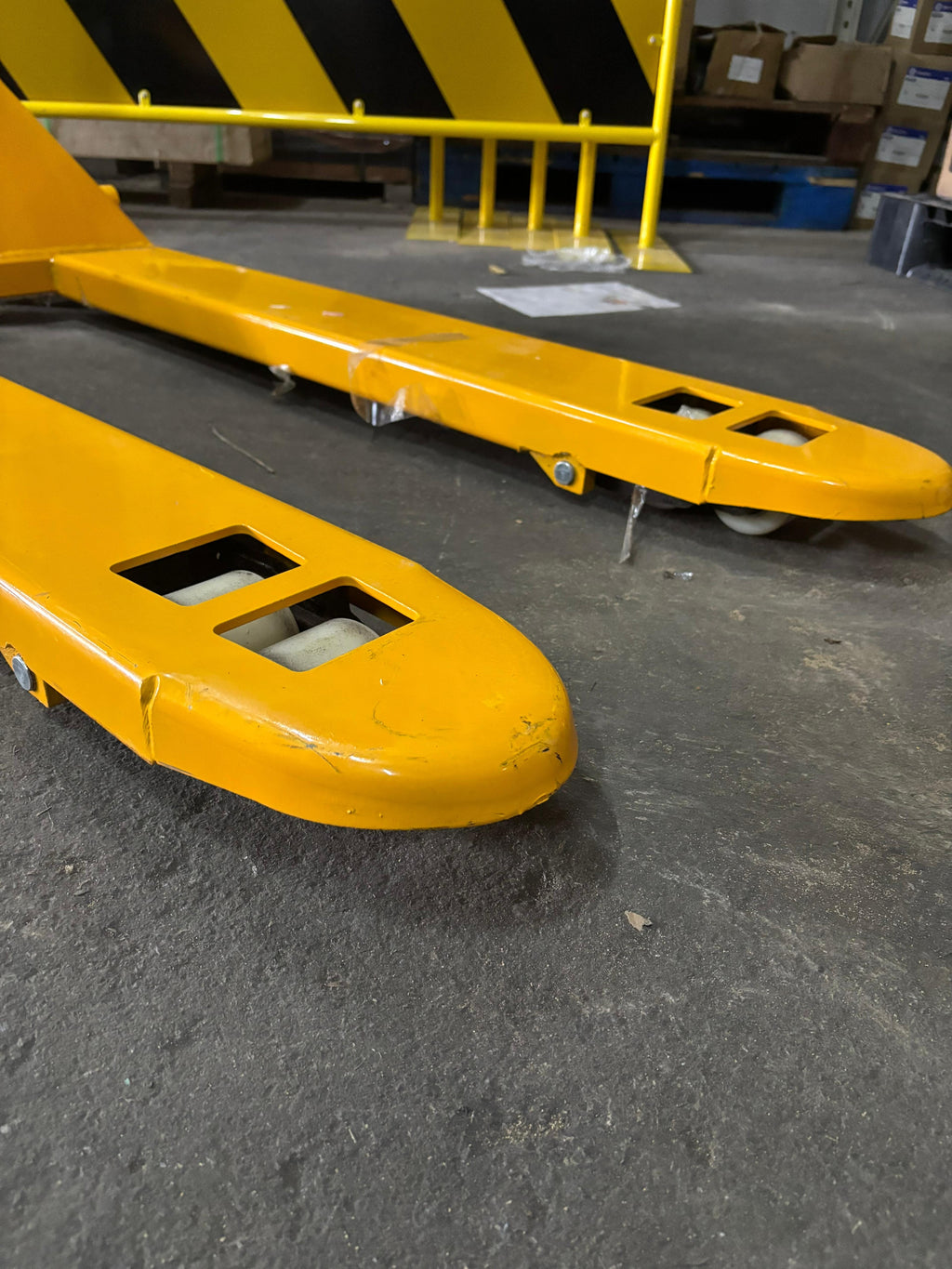 AIKO PALLET TRUCK 5TON 685*1220 2W/NYLON | MODEL: PT-N5N-685