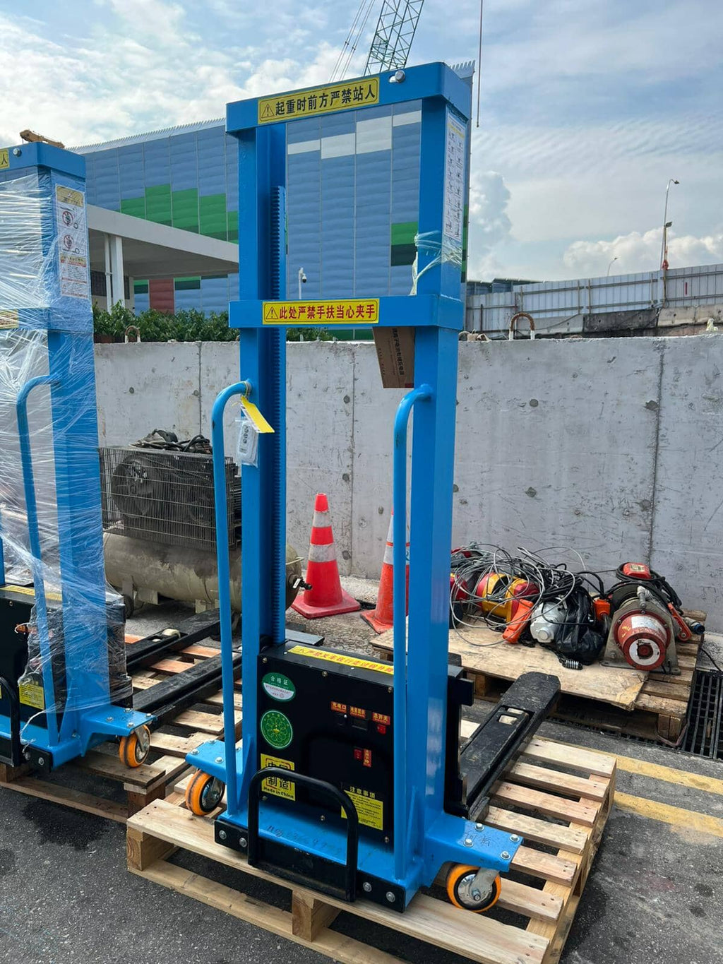 AIKO SEMI SELF LIFTING ELECTRIC STACKER DC 800KG 1.3M CAN UP LORRY | MODEL: PT-TB-1.1T/1.3M