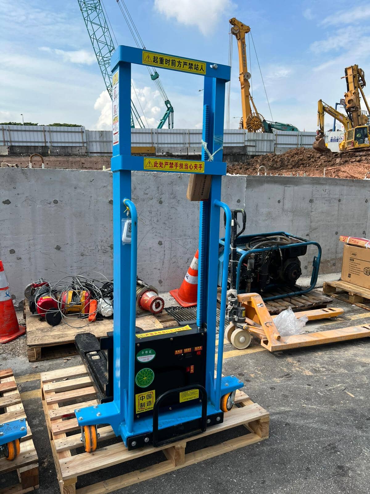 AIKO SEMI SELF LIFTING ELECTRIC STACKER DC 800KG 1.3M CAN UP LORRY | MODEL: PT-TB-1.1T/1.3M