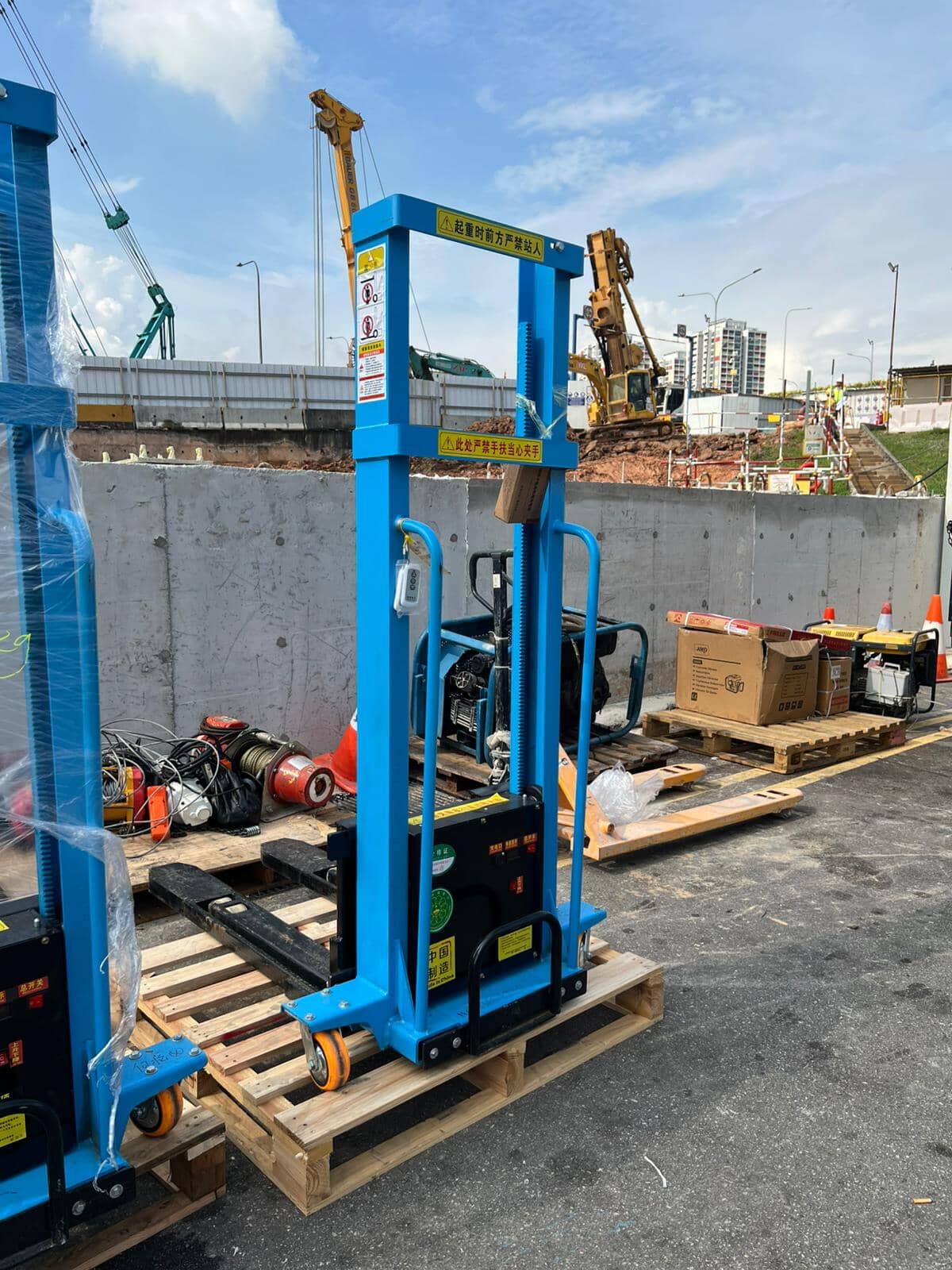 AIKO SEMI SELF LIFTING ELECTRIC STACKER DC 800KG 1.3M CAN UP LORRY | MODEL: PT-TB-1.1T/1.3M