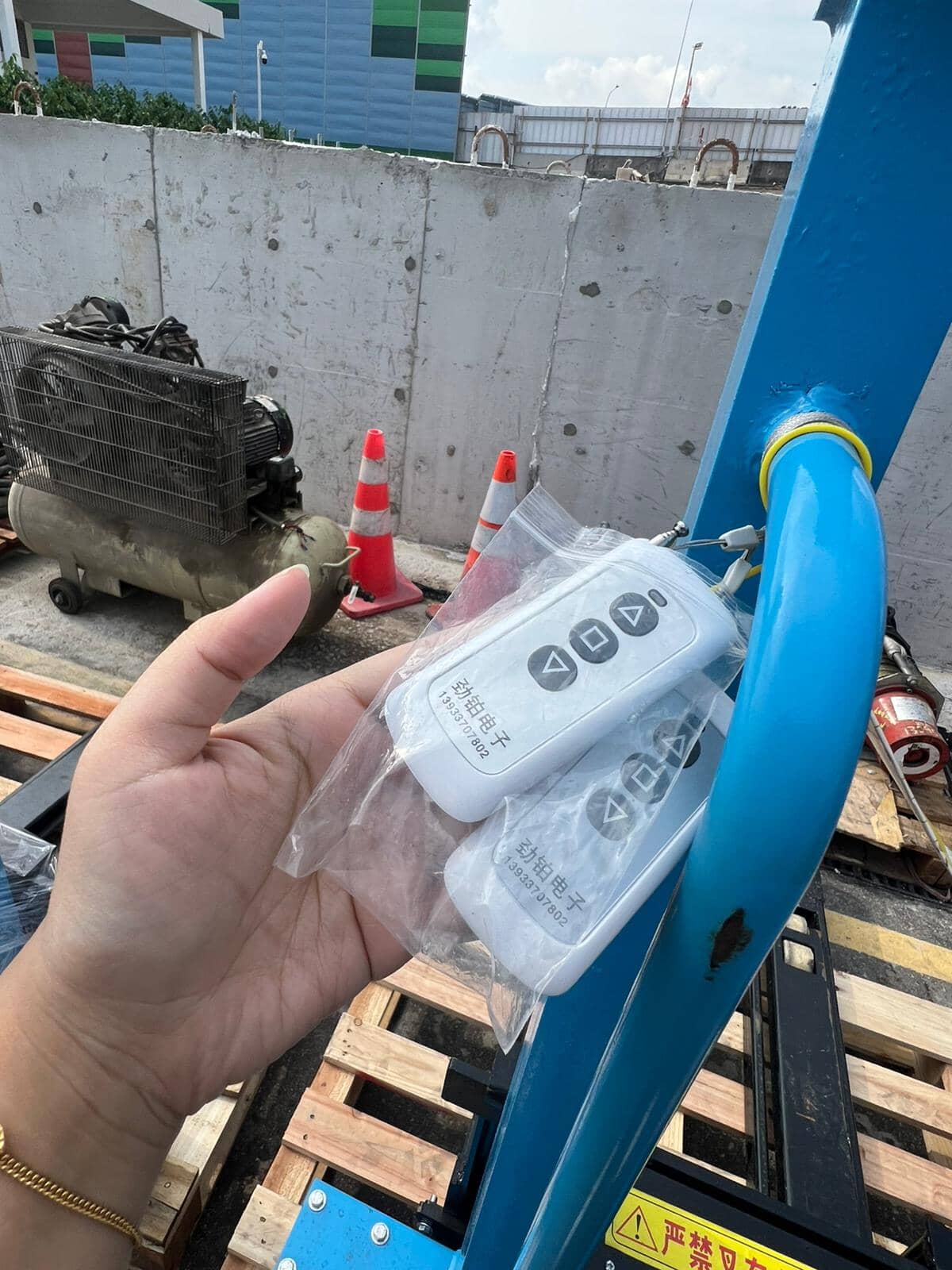 AIKO SEMI SELF LIFTING ELECTRIC STACKER DC 800KG 1.3M CAN UP LORRY | MODEL: PT-TB-1.1T/1.3M