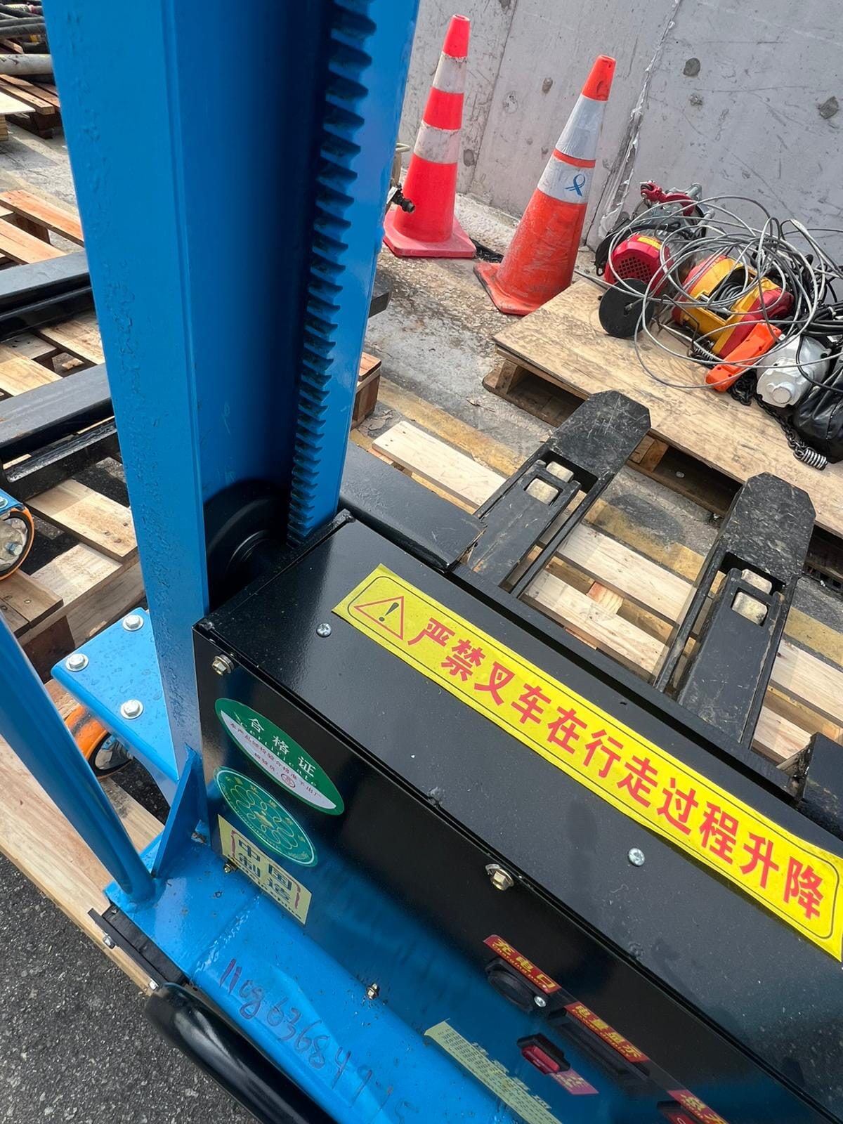 AIKO SEMI SELF LIFTING ELECTRIC STACKER DC 800KG 1.3M CAN UP LORRY | MODEL: PT-TB-1.1T/1.3M