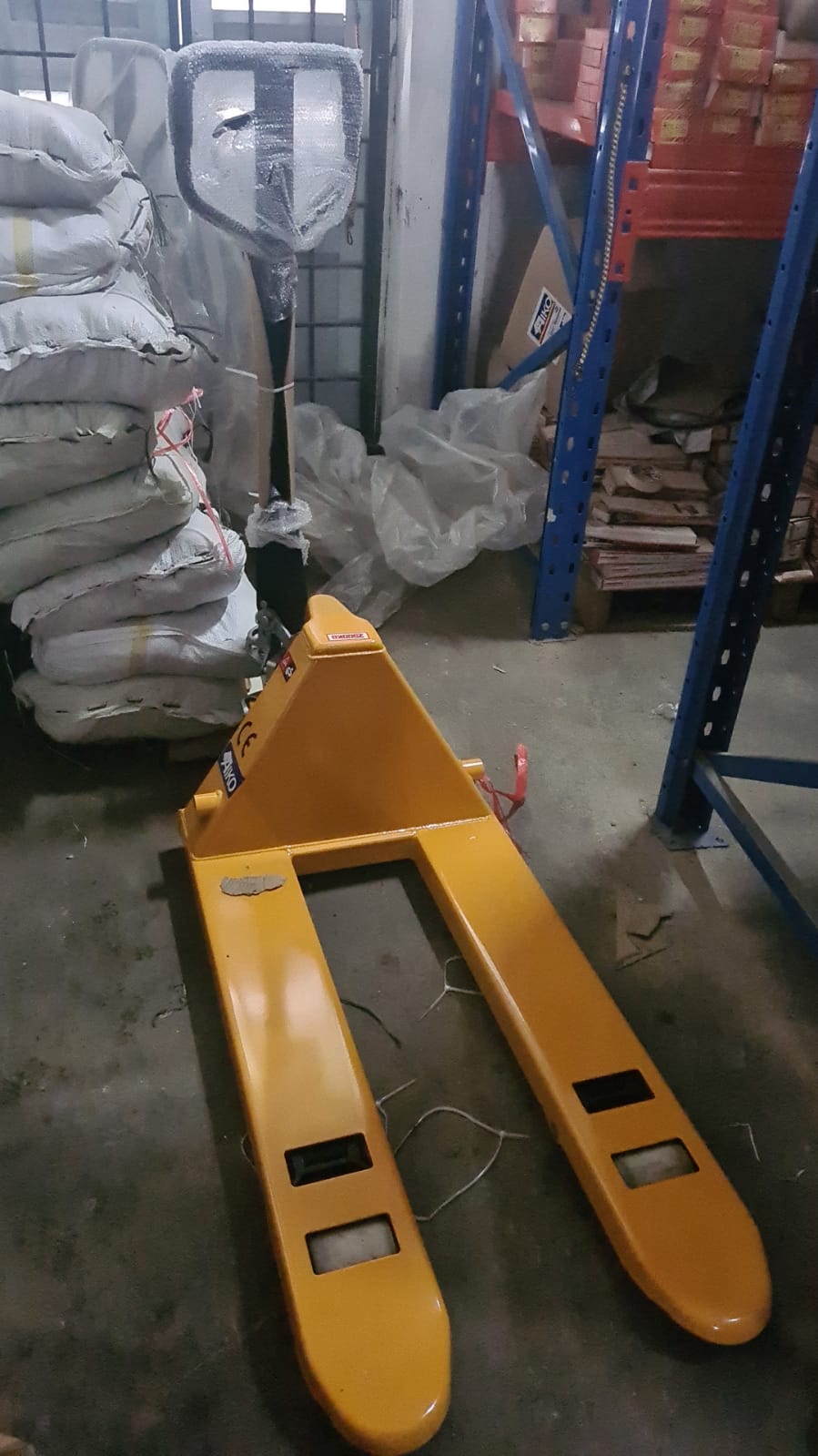 AIKO 2.5 TON, 540 X 900 MM, SINGLE NYLON SUPER SHORT HAND PALLET TRUCK | MODEL : PT-W2.5N-540/900 Secondary image