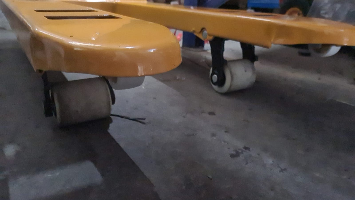 AIKO 2.5 TON, 540 X 900 MM, SINGLE NYLON SUPER SHORT HAND PALLET TRUCK | MODEL : PT-W2.5N-540/900
