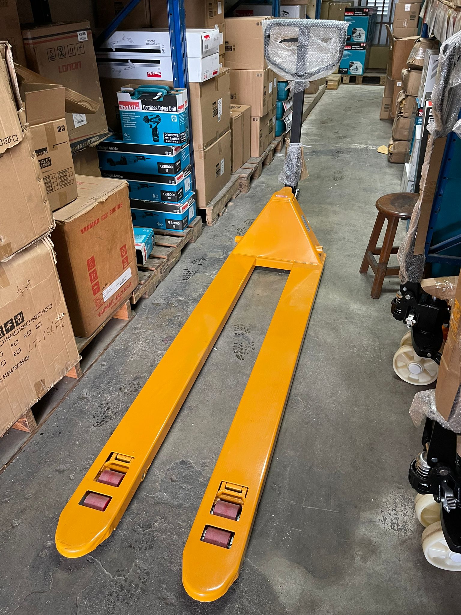 AIKO 3TON 540M X1800MM PALLET TRUCK DOUBLE PU WHEEL- LONG | MODEL : PT-W3P-54018-2 Secondary image