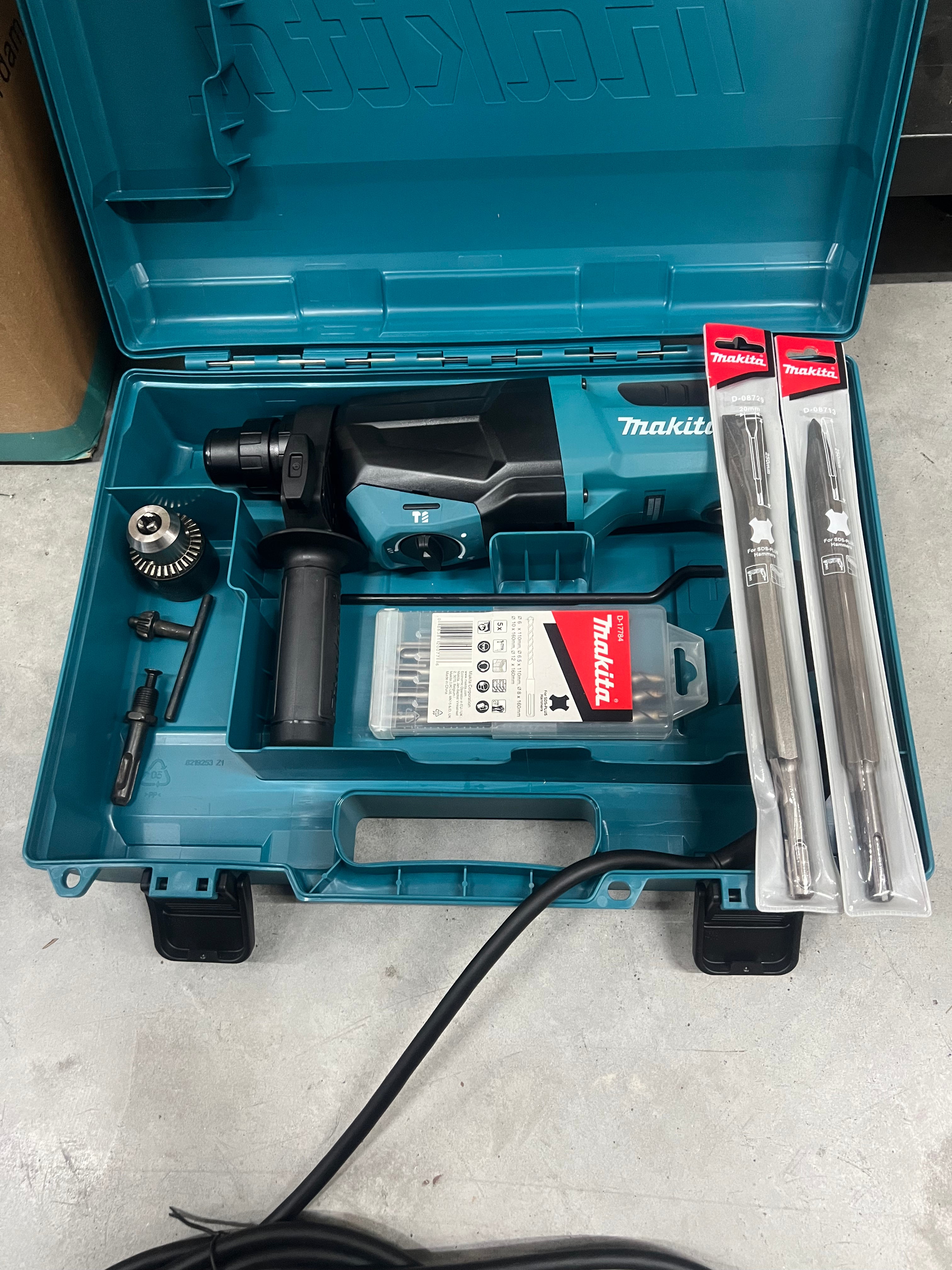 Makita HR2670 800W Rotary Hammer Secondary image