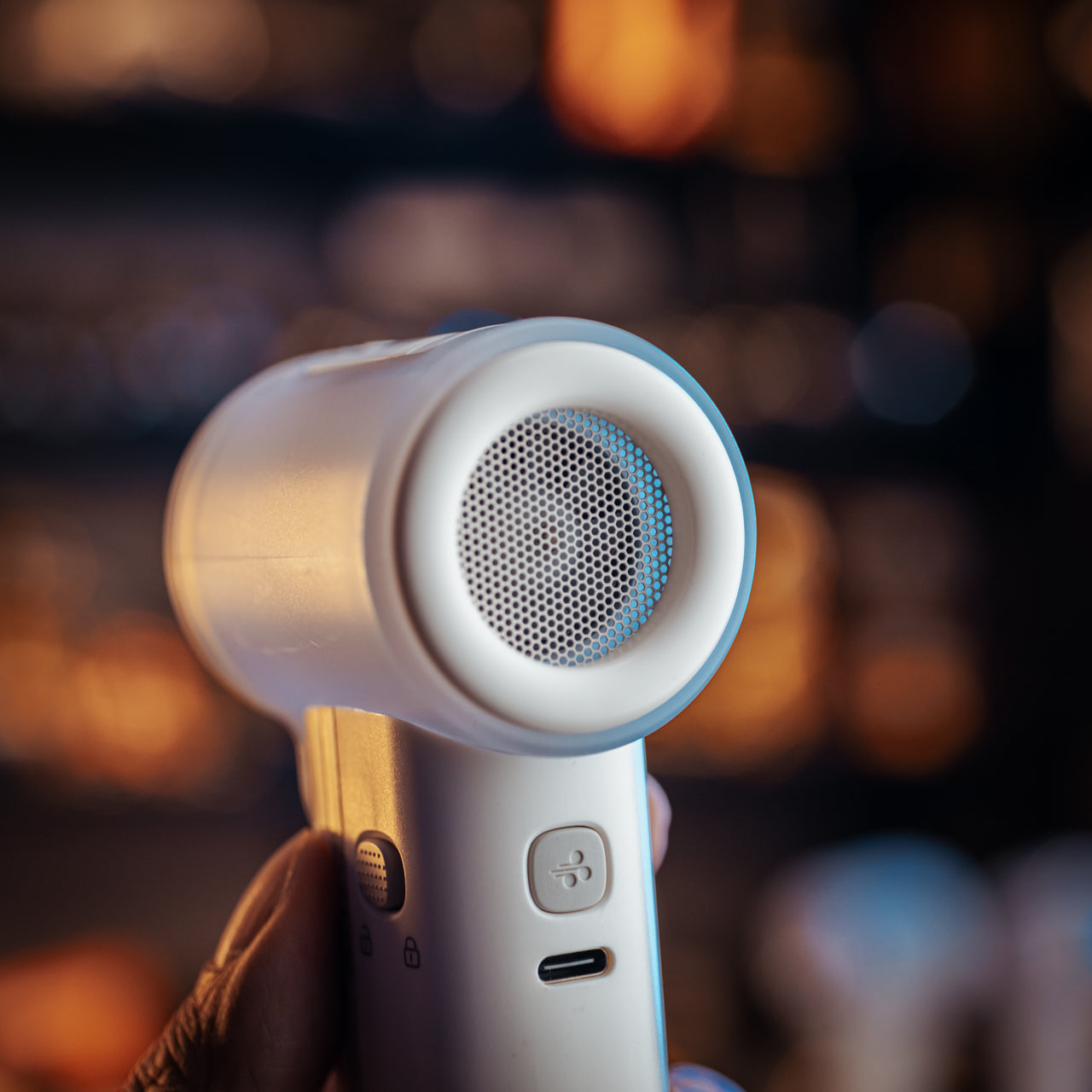 NITECORE IZZCOOL 40 - HIGH SPEED HANDHELD AIR CONDITIONER FAN (5,200MAH) Secondary image